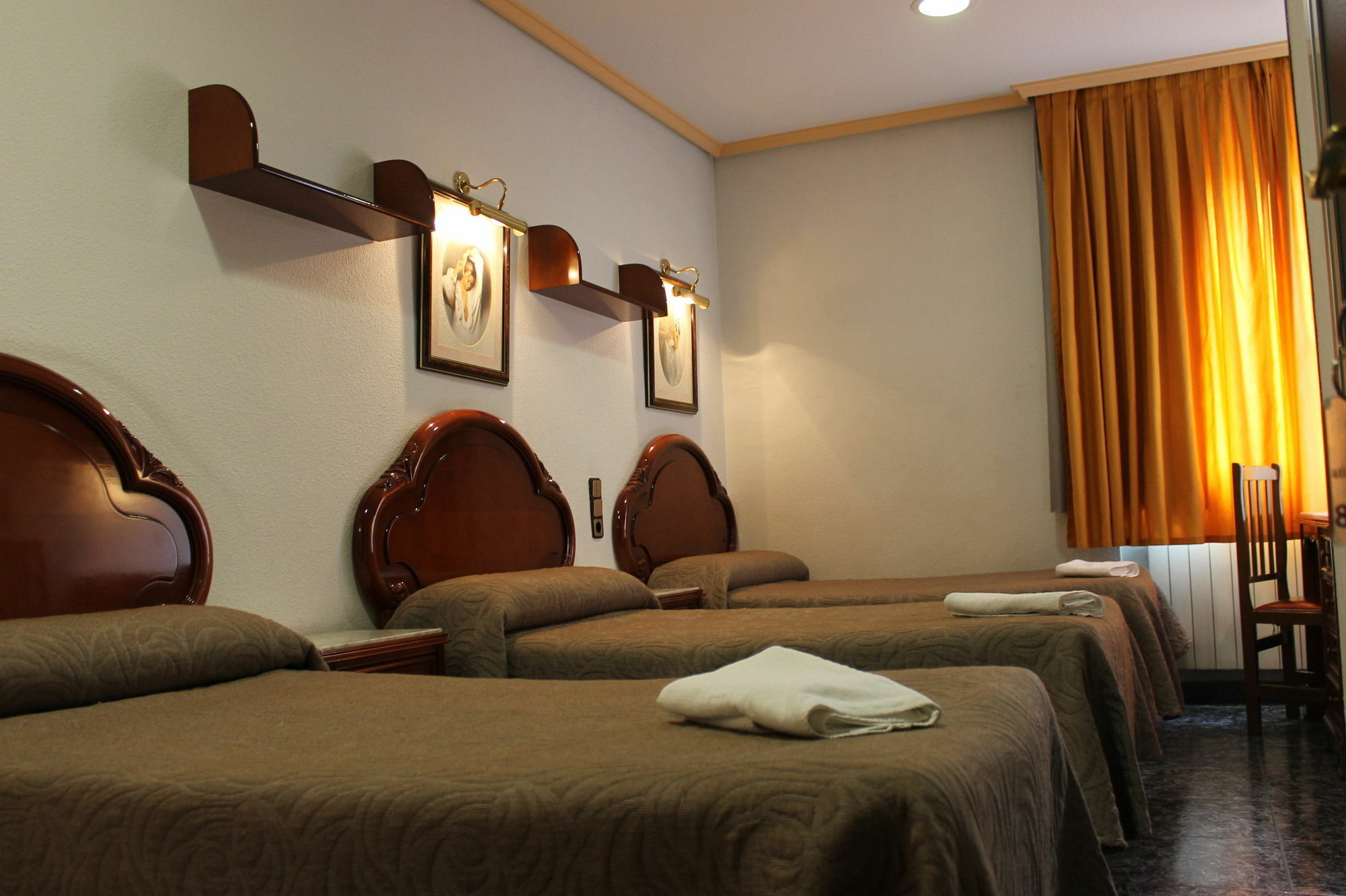 Hostal Conchita Legazpi Madrid Exterior photo